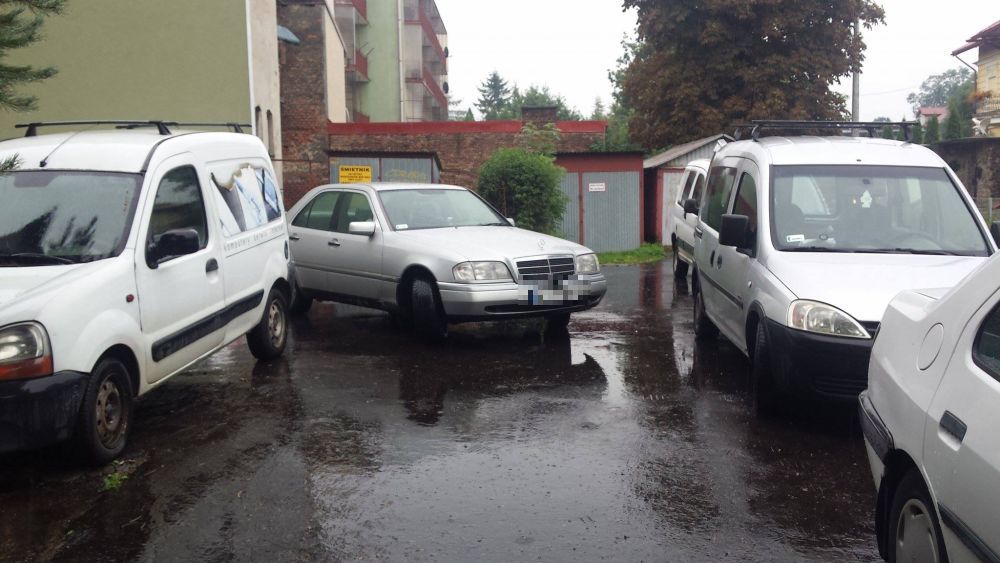 Kierowca porzucił swój pojazd na parkingu blokując dojazd mieszkańcom bloku przy ul Jagiellonskiej 58