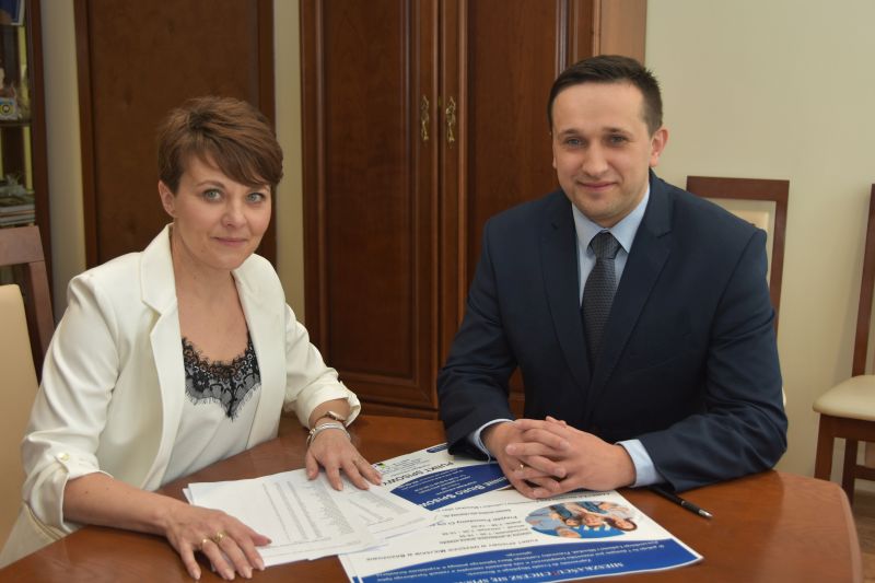Agnieszka Wilk, z-ca Gminnego Komisarza Spisowego w Brzozowie i Szymon Stapiński, burmistrz Brzozowa