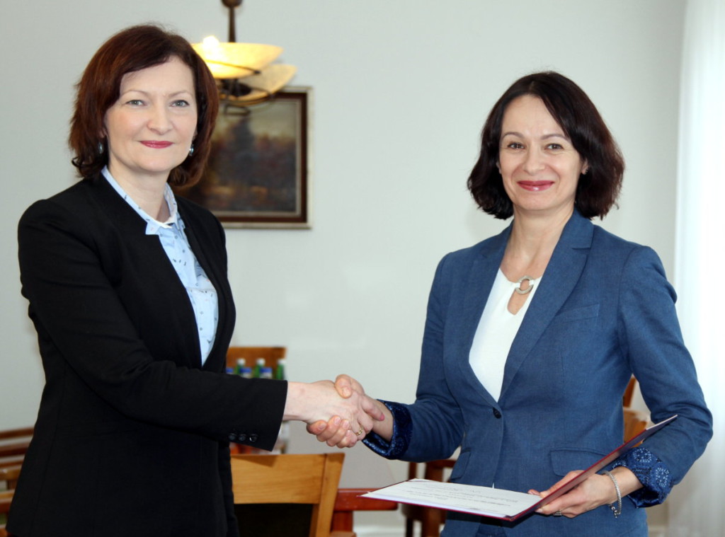 Foto: Pierwsza z prawej  LUCYNA PODHALICZ WICEWOJEWODA PODKARPACKI