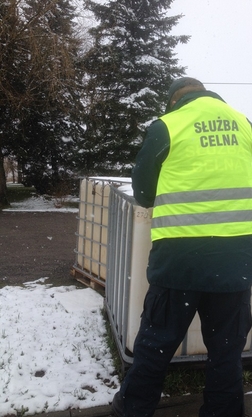 Na terenie posesji stwierdzono także zapasy paliwa w zbiorniku typu „Mauser"