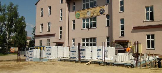 Prace przy budowie sali gimnastycznej wznowione. Nowy podwykonawca przejął plac budowy