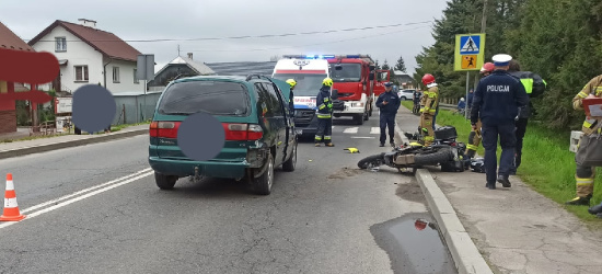 HUMNISKA: Kierująca motocyklem uderzyła w tył osobówki (FOTO)