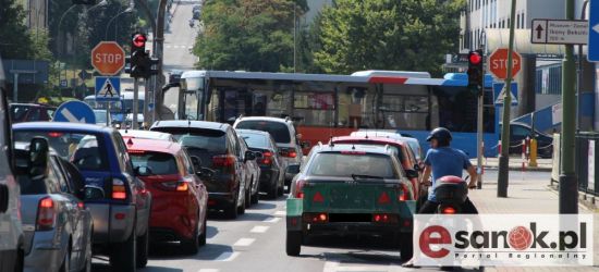 Duży korek do skrzyżowania. Zielone światło przez kilkanaście sekund (ZDJĘCIA)