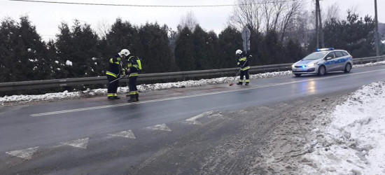 Kolizja i oleiste plamy na jezdni (FOTO)