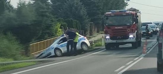 SANOK. Radiowóz zsunął się do rowu podczas interwencji. Policjant ukarany mandatem (ZDJĘCIA)