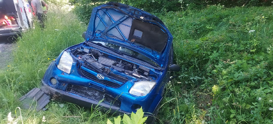 BIESZCZADY. Samochód wypadł z drogi. Jedna osoba poszkodowana (ZDJĘCIA)