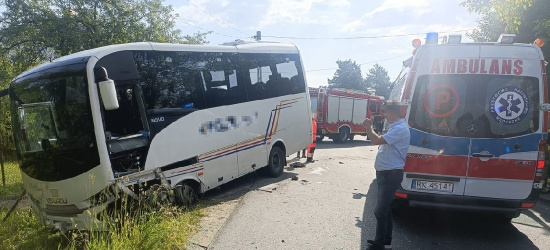 PODKARPACIE: Zderzenie osobówki z autobusem. Jedna osoba poszkodowana (ZDJĘCIA)