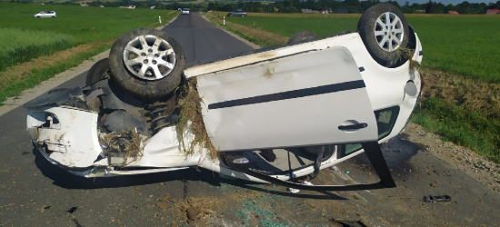 NADOLANY. Dachowanie volkswagena. Zatrzymano kierowcę i pasażerów. Byli pijani (ZDJĘCIA)