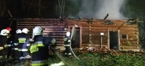 Nocny pożar starego, drewnianego domu (FOTO)