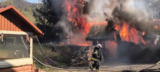 Szybka akcja strażaków w Bystrem. Pożar garażu zagroził sąsiednim budynkom (ZDJĘCIA)