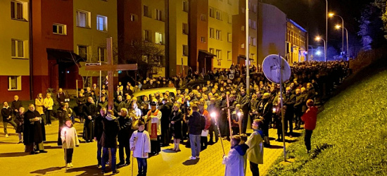 SANOK: Droga Krzyżowa z Błogosławioną Rodziną Ulmów. Tłumy sanoczan (VIDEO, ZDJĘCIA)