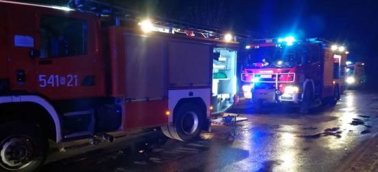 SANOK: BMW wjechał w skodę. Agresywnego 25-latka wyprowadzono w kajdankach