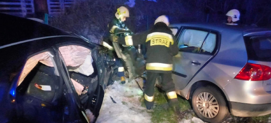 Zderzenie dwóch pojazdów. Trzy osoby w szpitalu (ZDJĘCIA)