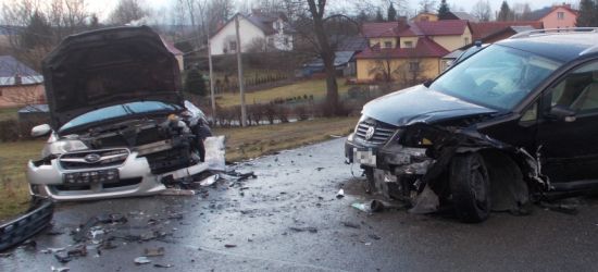 Wypadek z udziałem trzech pojazdów. 1 osoba w szpitalu (ZDJĘCIA)