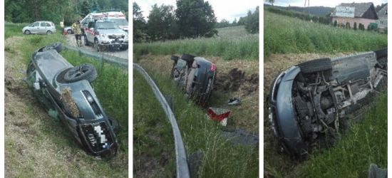 UWAGA! Samochód wpadł do rowu, dwie osoby poszkodowane! (FOTO)