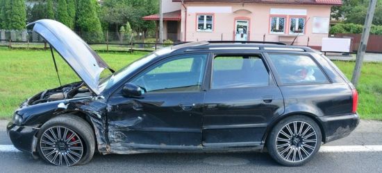Ford zderzył się z audi. Jedna osoba w szpitalu