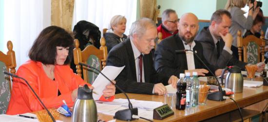 Nowe progi zwalniające zaskakują sanockich kierowców. Uszkodzone samochody i zdenerwowani właściciele (ZDJĘCIA)