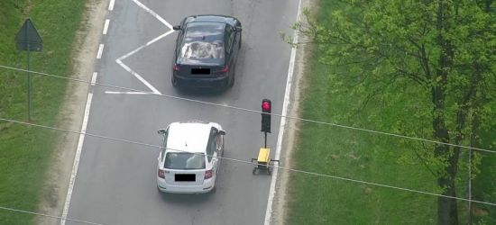 LESKO: Policyjny dron w akcji! Kierowcy jadą na czerwonym