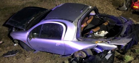 Pijany 18-letni kierowca wjechał do rowu i dachował. Pasażer ma poważne obrażenia (FOTO)