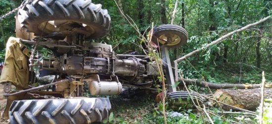 Tragedia w Zmiennicy. Zmarł 72-latek przygnieciony przez traktor (FOTO)