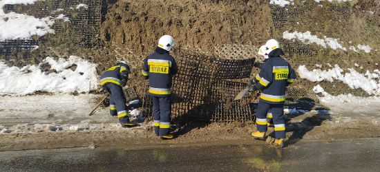 PORAŻ: Osuwisko przy głównej drodze. Pomogli strażacy OSP (ZDJĘCIA)