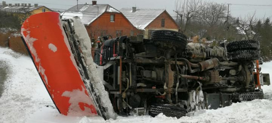 Przewrócona piaskarka. Interwencja strażaków! (ZDJĘCIA)