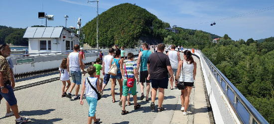 SOLINA. Grają w trzy kubki na deptaku. 64-latek nie przyjął mandatu