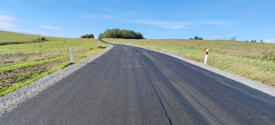 Do Karlikowa pojedziemy lepszą drogą. Kilometry nowej nawierzchni (ZDJĘCIA)