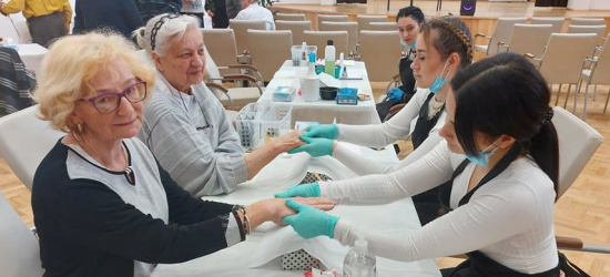 Mobilne studio fryzjersko-kosmetyczne dla seniorek na Dzień Kobiet! (FOTO)