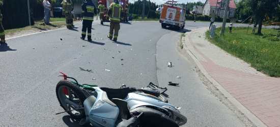 HUMNISKA. Skuter zderzył się z volvo. Jedna osoba trafiła do szpitala