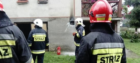 ZAŁUŻ: Zwarcie instalacji elektrycznej. Było niebezpiecznie. Czujni domownicy (ZDJĘCIA)