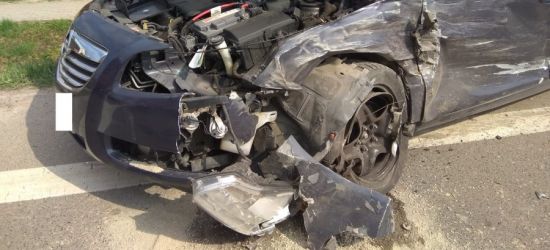 Stracił panowanie nad skodą i wjechał w opla. Dwóch kierujących w szpitalu (FOTO)