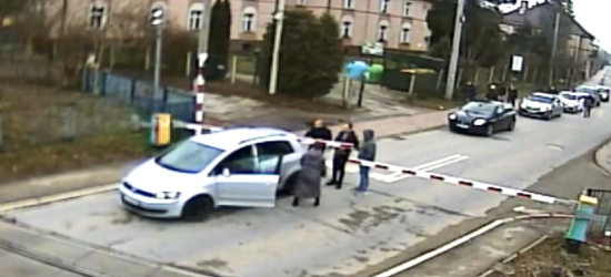 O włos od tragedii na przejeździe kolejowym w Sanoku. Kobieta zignorowała czerwone światło! (VIDEO)
