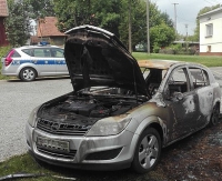 BRZOZÓW24.PL: Wysiadając z pojazdu zauważyła ogień. Opel spłonął doszczętnie (ZDJĘCIA)