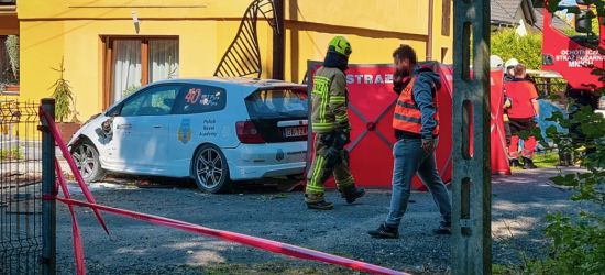 Koszmarny wypadek. Nie żyje pilotka! Metalowa brama przebiła samochód (FOTO)