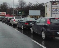 Ruch na drogach coraz większy. Korki na Dmowskiego w Sanoku (ZDJĘCIA INTERNAUTY)