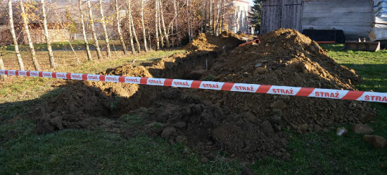 BUKOWSKO. 34-latek przysypany ziemią. Odkopywał fundamenty. Akcja ratunkowa (NOWE ZDJĘCIA)
