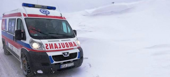 POWIAT SANOCKI: Zdjęcie, które podbija internet. Karetka i zaspa na 4 m! (ZDJĘCIA)