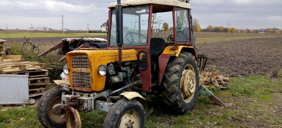 PODKARPACIE. Tragiczny wypadek na posesji. Traktor przygniótł mężczyznę