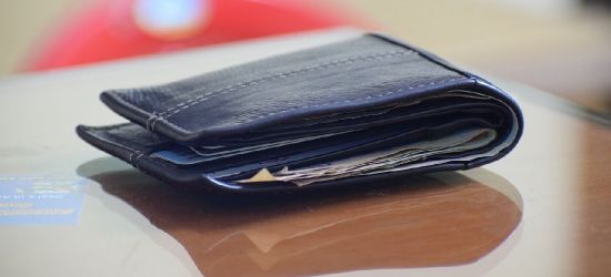 Znalazł portfel nieopodal bankomatu. Co zrobił?