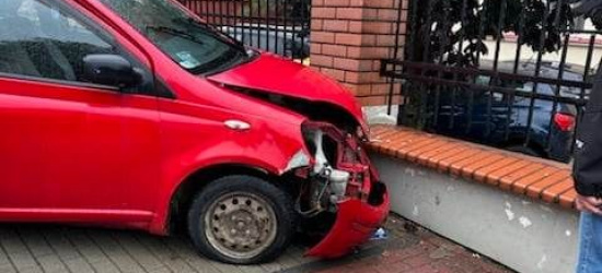 SANOK: Kolizja na Mickiewicza. Samochód uderzył w ogrodzenie (FOTO)
