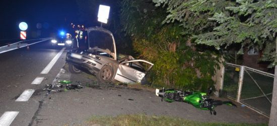REGION: Poważne obrażenia trzech osób. Osobówka zderzyła się z motocyklem (ZDJĘCIA)