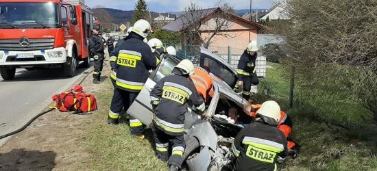 CZASZYN: Stracił panowie nad samochodem. Wjechał w przepust (ZDJĘCIA)