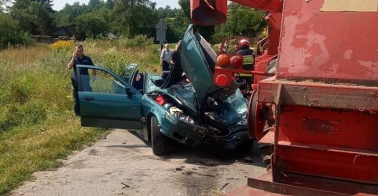 Zderzenie BMW z kombajnem. Interweniował sanocki LPR (FOTO)