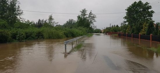 UWAGA: Burze, intensywne opady. Rzeki przekroczą stany ostrzegawcze (ZDJĘCIA)