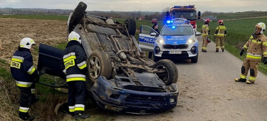 Dachowanie mazdy. 41-letni kierowca miał 3 promile (ZDJĘCIA)