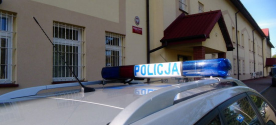 Leżała na schodach urzędu. Dzielnicowy uratował jej życie