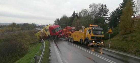 UWAGA: Zderzenie dwóch samochodów pod górą niebylecką. Kierowca przewieziony do szpitala (ZDJĘCIA)
