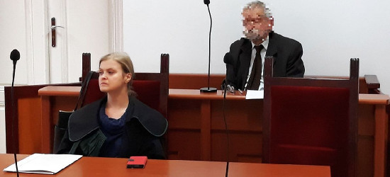 Były radny oskarża policjantów o tortury i nie przyznaje się do winy. Rozbiera się w sądzie pokazując swoje rany