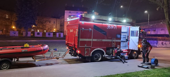 Samochód osobowy dryfował w Sanie? Służby w akcji (FOTO)
